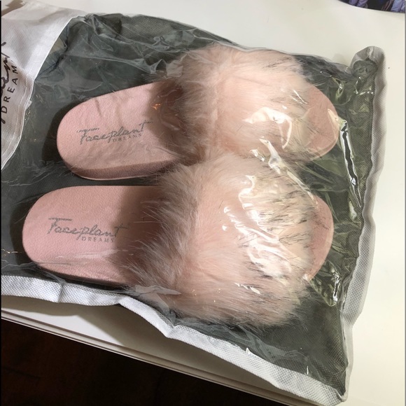 CUTE Pink Fuzzy Slides - Picture 3 of 5